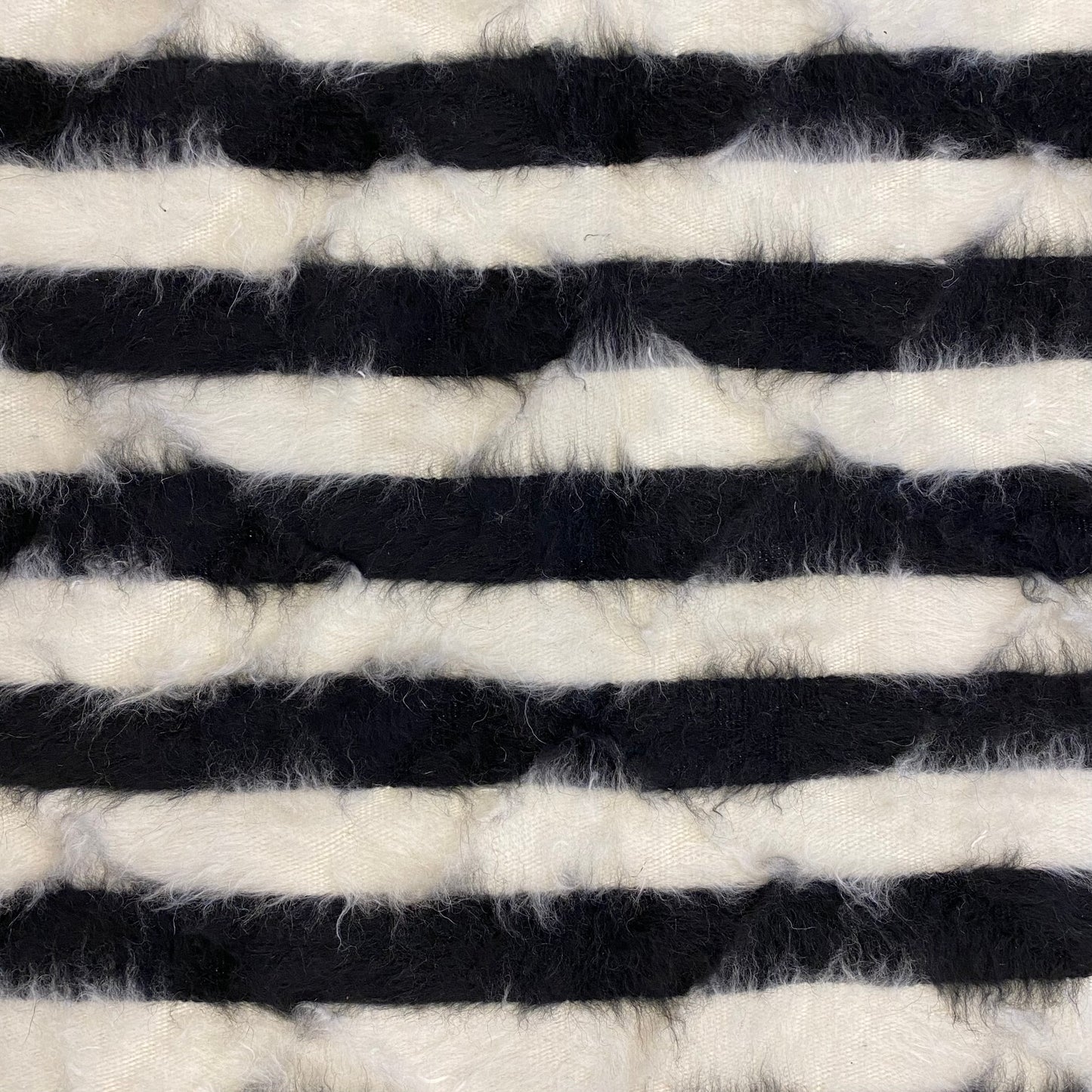 Alfombra Kilim estilo nórdico escandinavo con rayas blancas y negras de estilo turco