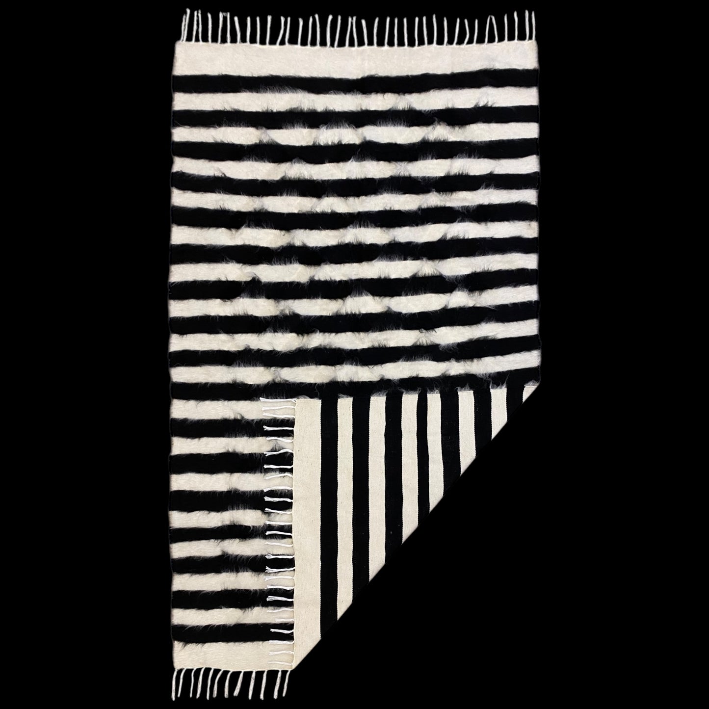 Alfombra Kilim estilo nórdico escandinavo con rayas blancas y negras de estilo turco