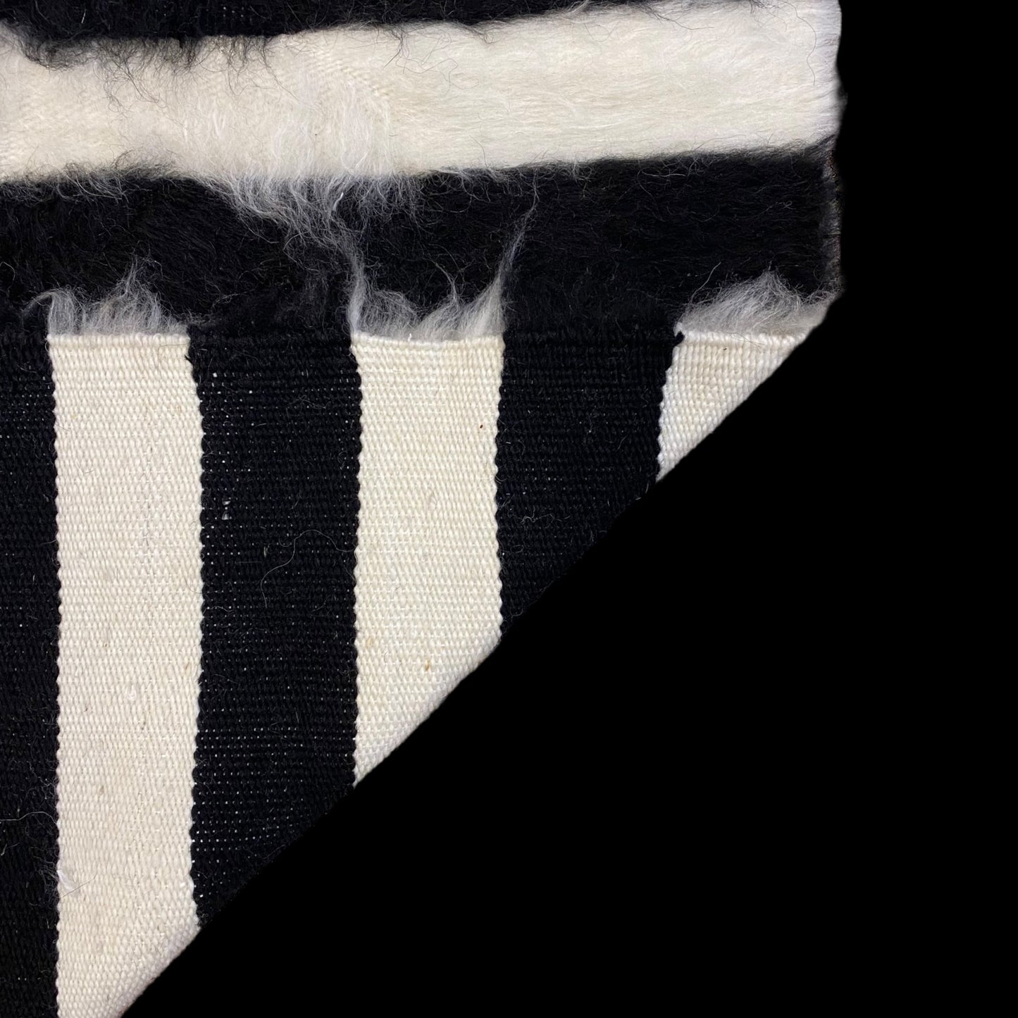 Alfombra Kilim estilo nórdico escandinavo con rayas blancas y negras de estilo turco
