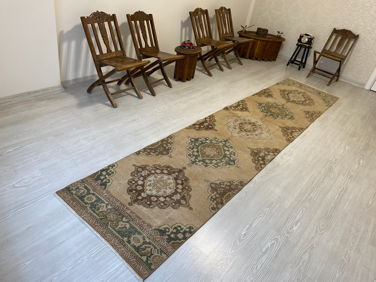 Alfombra de pasillo Oushak turca extralarga en colores apagados