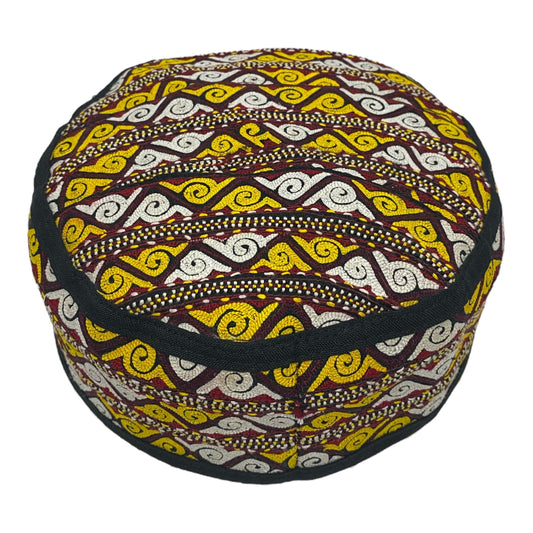 Sombrero turcomano tribal bordado en blanco y amarillo