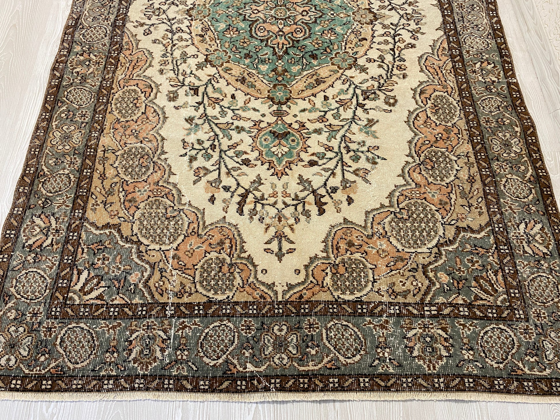 DECORATIVE VINTAGE DISTRESSED TURKISH OUSHAK AREA RUG - Kilim Art Gallery