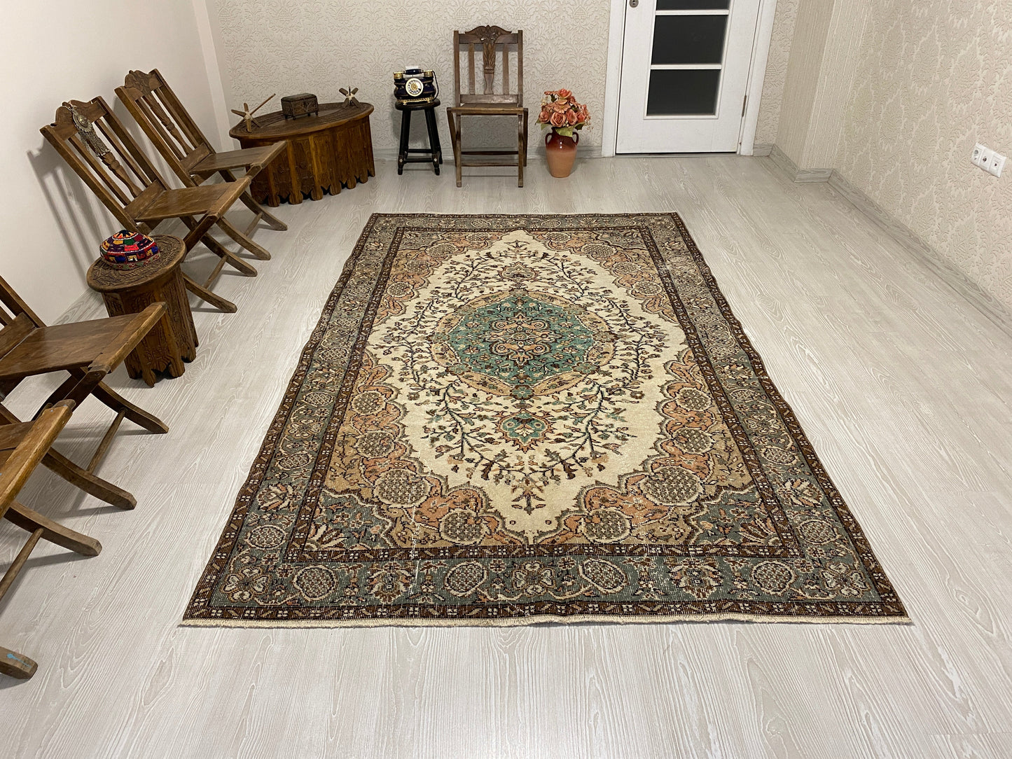 DECORATIVE VINTAGE DISTRESSED TURKISH OUSHAK AREA RUG - Kilim Art Gallery