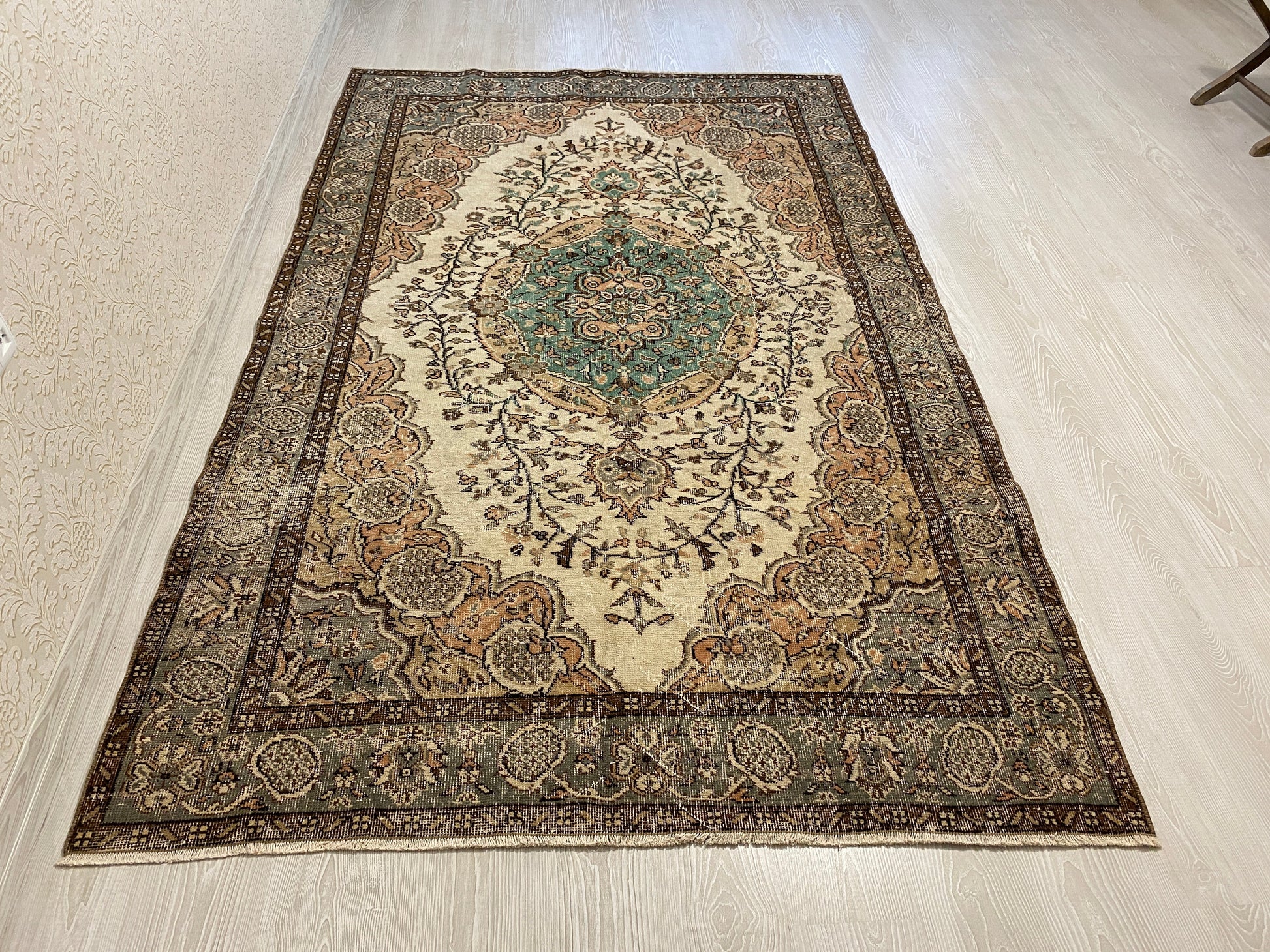 DECORATIVE VINTAGE DISTRESSED TURKISH OUSHAK AREA RUG - Kilim Art Gallery