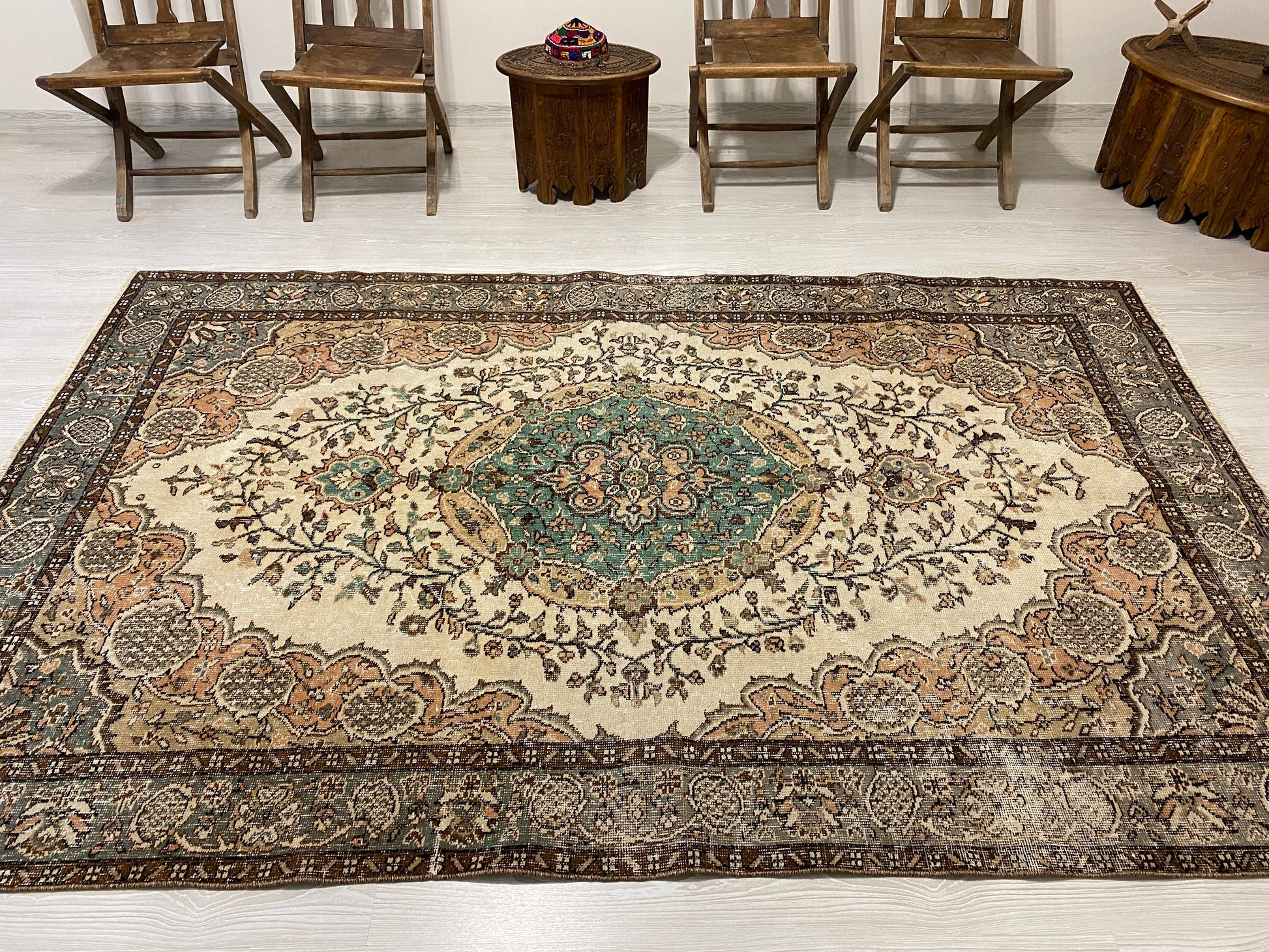 DECORATIVE VINTAGE DISTRESSED TURKISH OUSHAK AREA RUG - Kilim Art Gallery