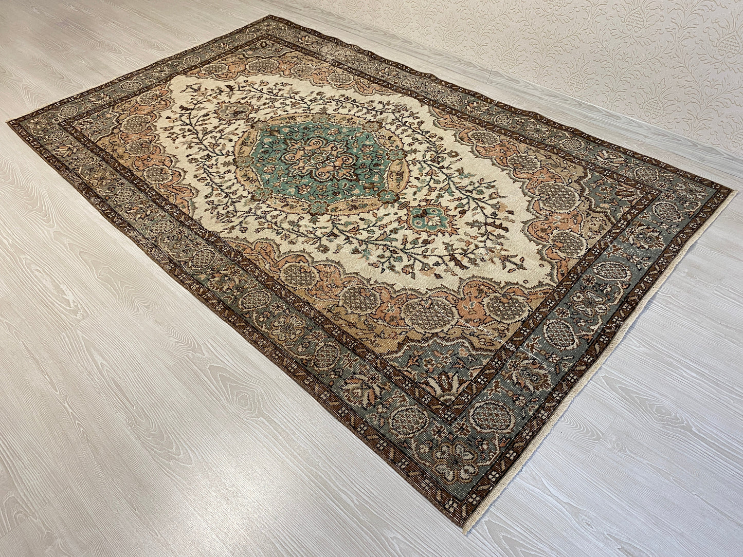 DECORATIVE VINTAGE DISTRESSED TURKISH OUSHAK AREA RUG - Kilim Art Gallery