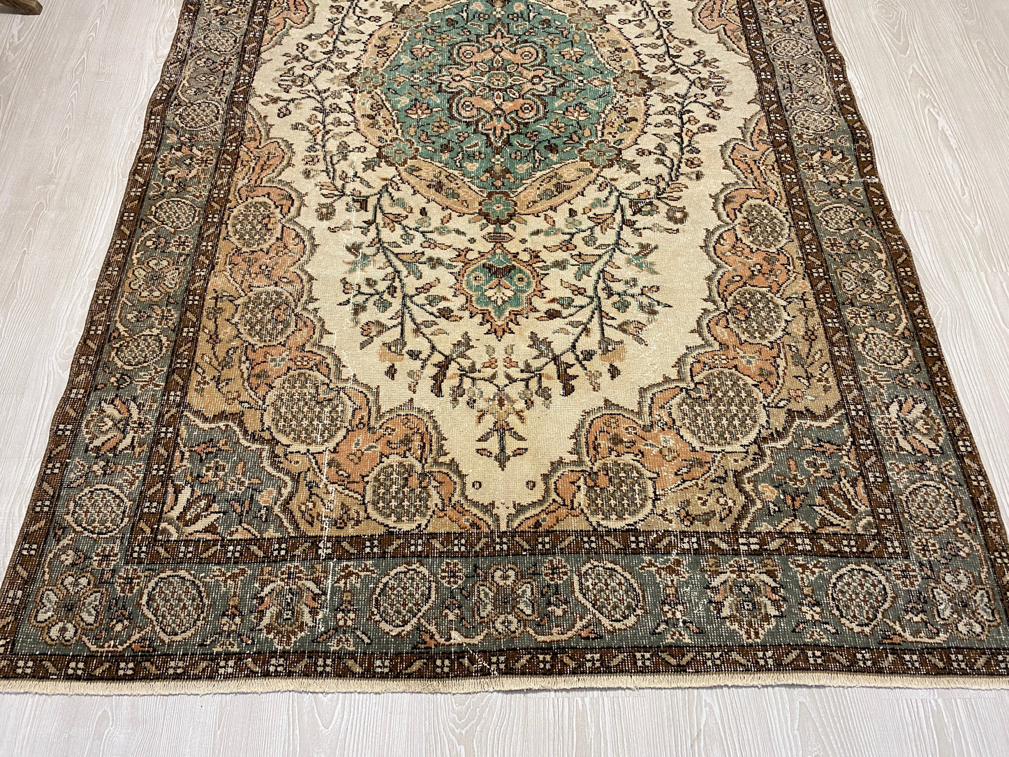 DECORATIVE VINTAGE DISTRESSED TURKISH OUSHAK AREA RUG - Kilim Art Gallery
