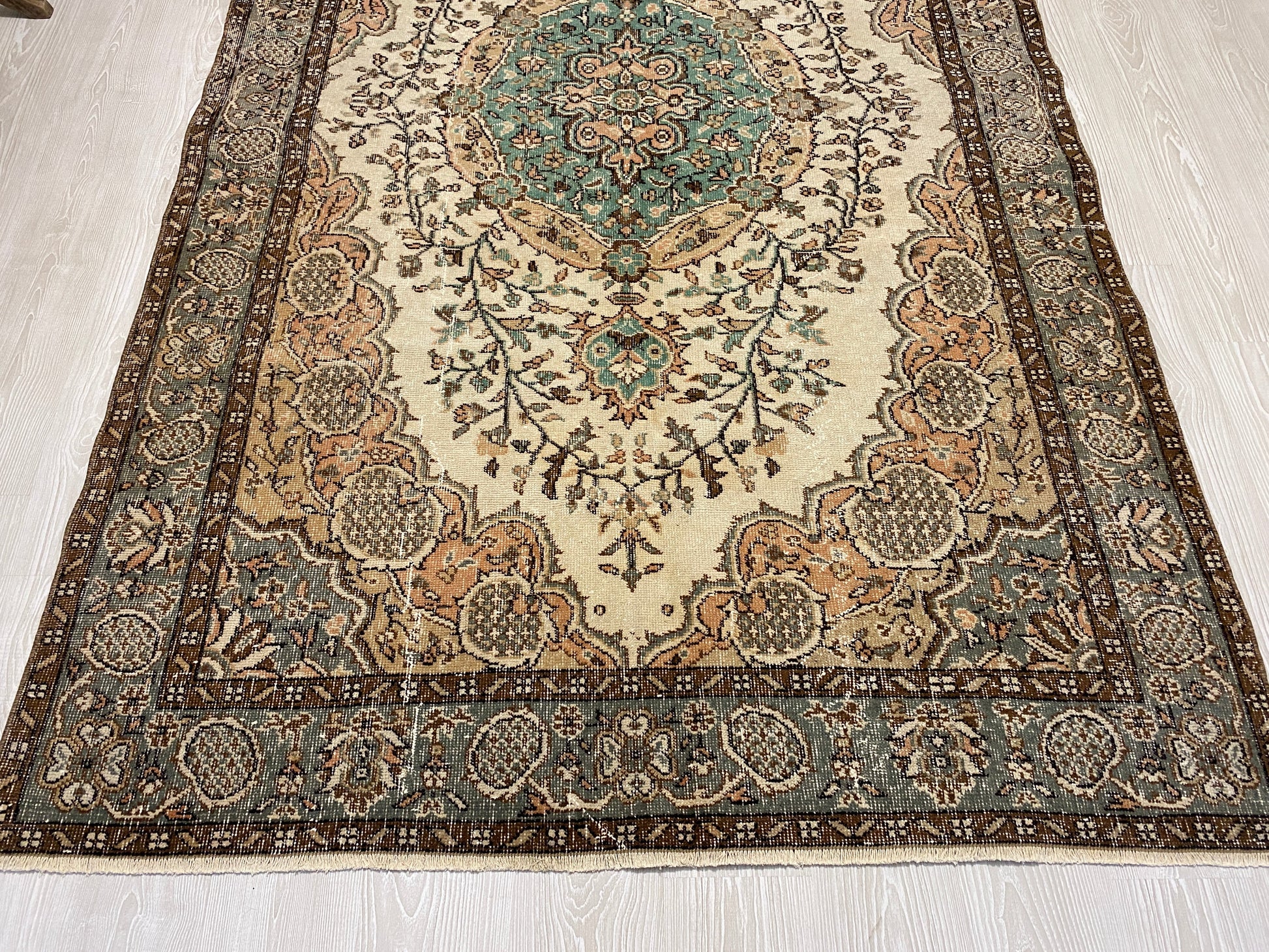 DECORATIVE VINTAGE DISTRESSED TURKISH OUSHAK AREA RUG - Kilim Art Gallery
