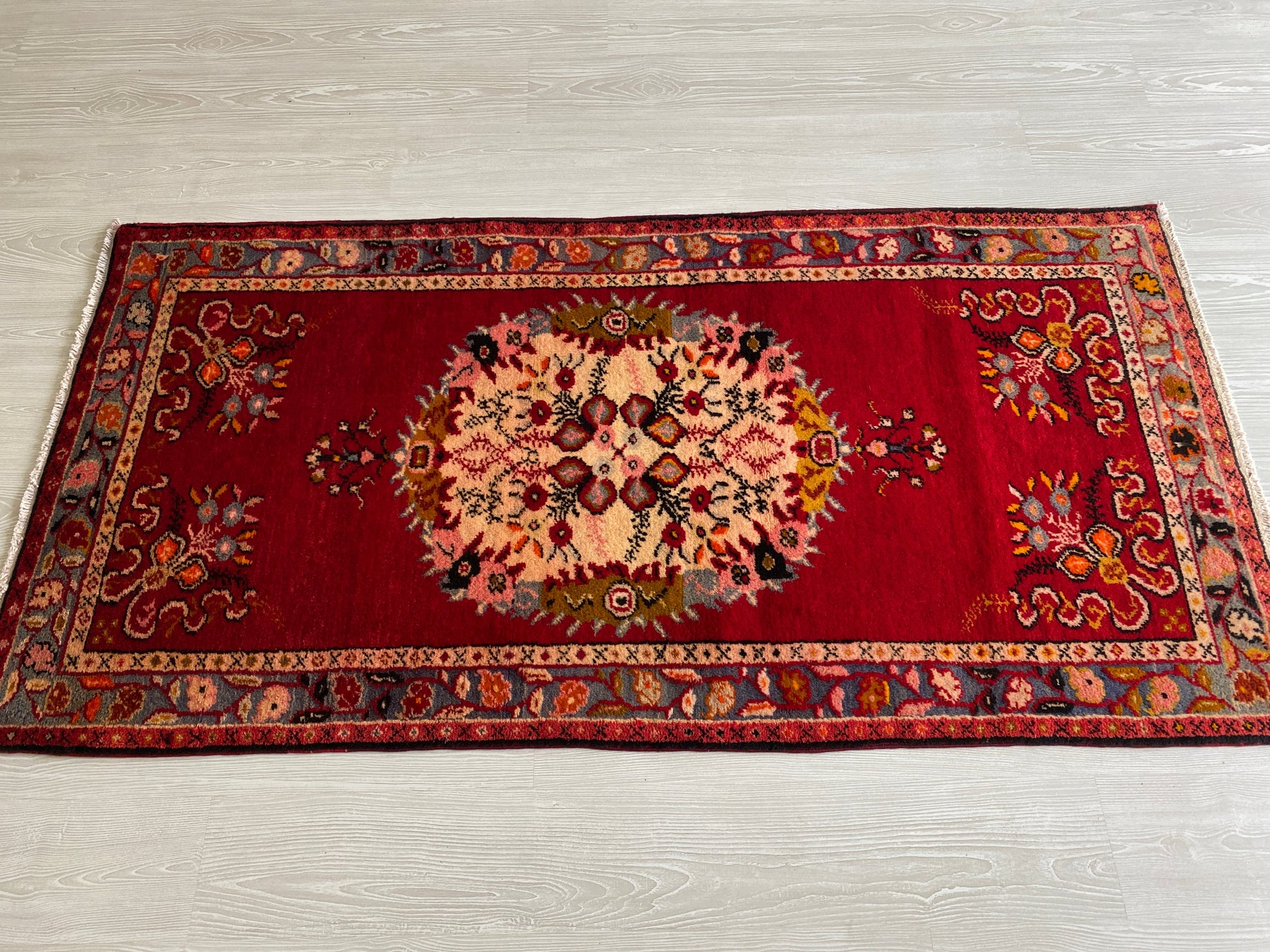 Turkish Guney Rug - Güney Carpet オールド絨毯ギュネイ - Kilim Art Gallery