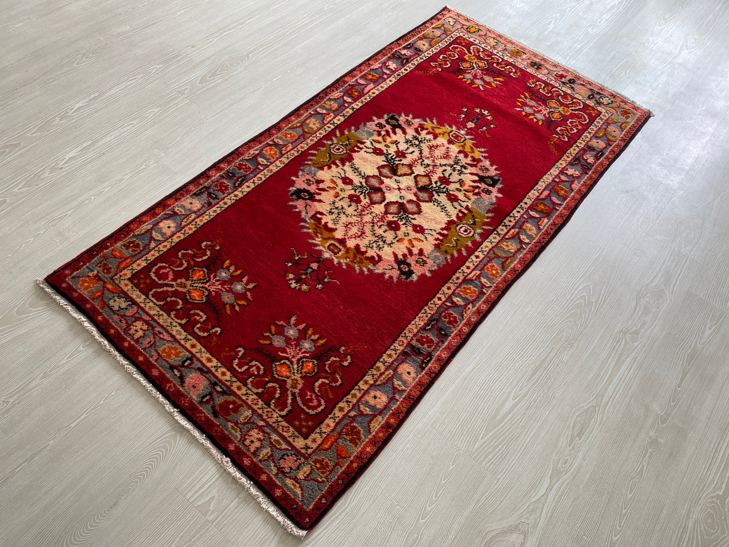 Turkish Guney Rug - Güney Carpet オールド絨毯ギュネイ - Kilim Art Gallery