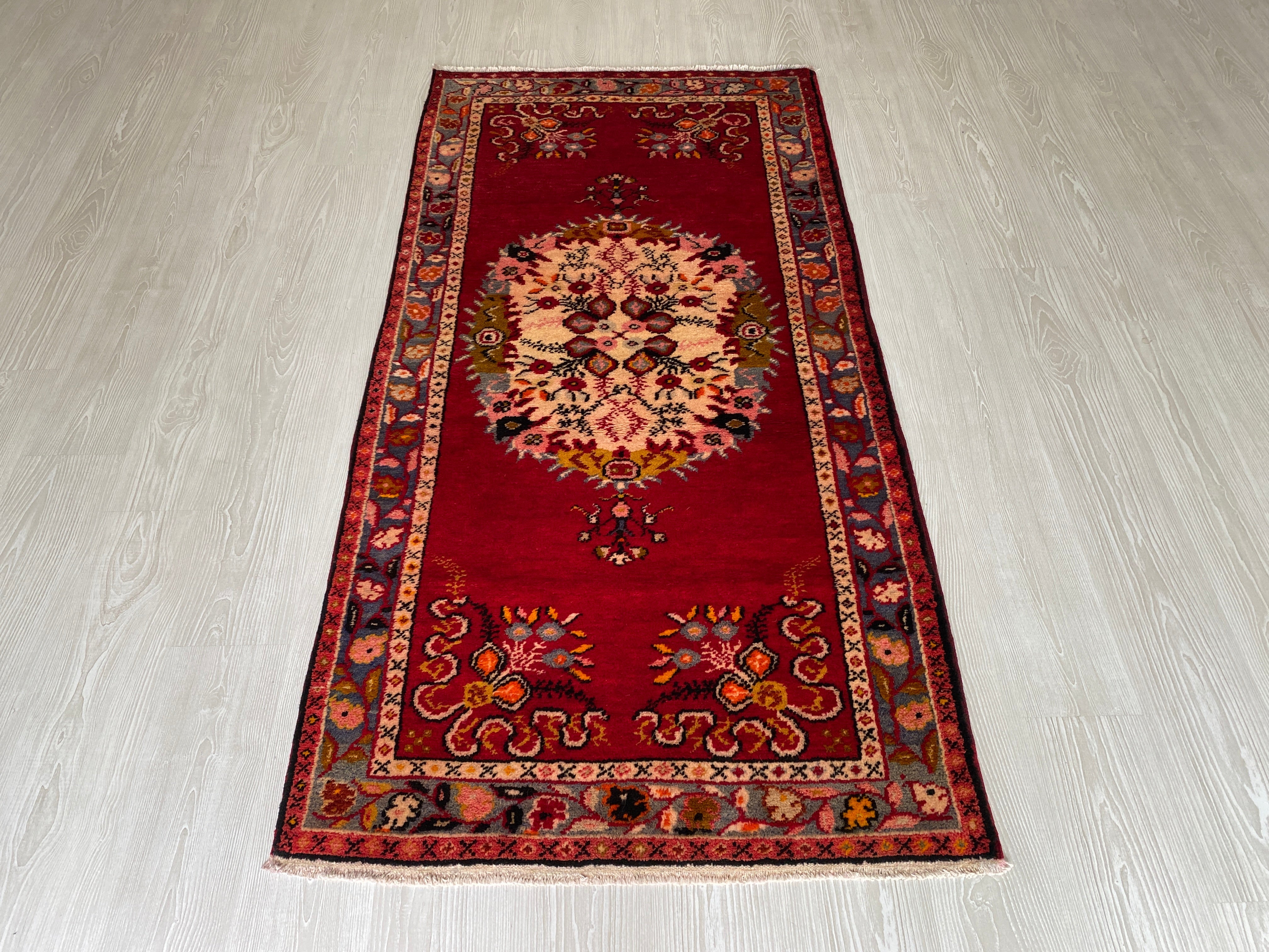 トルコのギュネイラグ - Güney Carpet オールド絨毯ギュネイ – Kilim