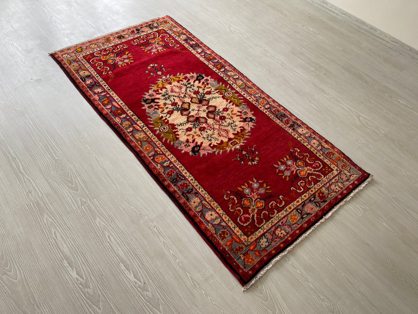 Turkish Guney Rug - Güney Carpet オールド絨毯ギュネイ - Kilim Art Gallery
