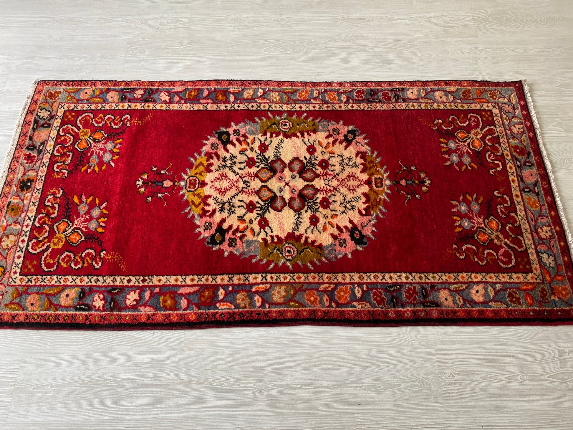 Turkish Guney Rug - Güney Carpet オールド絨毯ギュネイ - Kilim Art Gallery