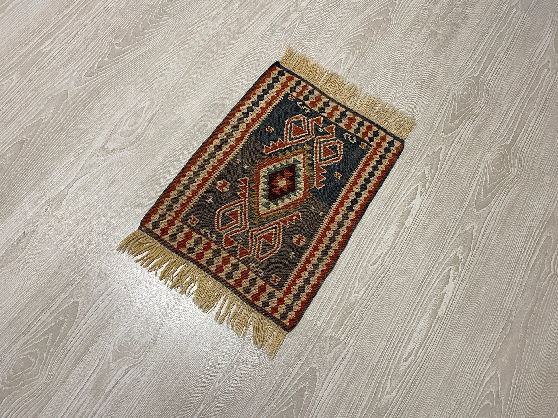 Small Van Hakkari Kilim Rug - Kilim Art Gallery